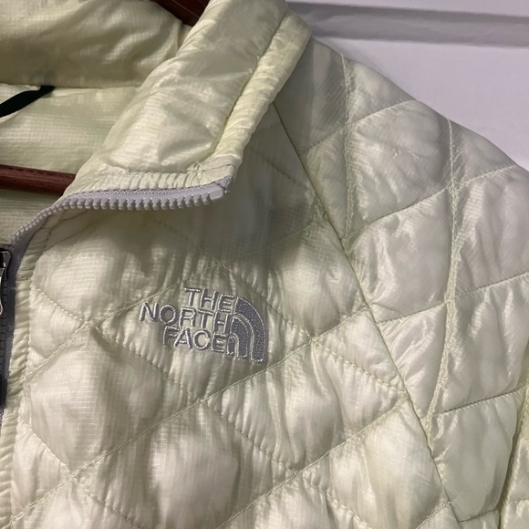 The North Face women’s Thermoball quilted jacket - Picture 3 of 12